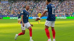 Kylian Mbappe (10) a Michael Olise (11) .