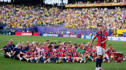 Nórsky futbalista Erling Haaland (9) vedie svoj tím počas tradičného „vikingského veslovania“ po osemfinálovom zápase majstrovstiev sveta.