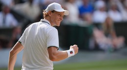 Jannik Sinner reaguje v semifinálovom zápase mužskej dvojhry Wimbledonu proti Srbovi Novakovi Djokovičovi