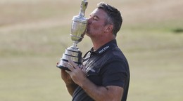 Ryan Fox s trofejou po triumfe na The Open Championship.