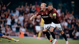 Lukáš Haraslín a Jonatan Brunes oslavujú gól
