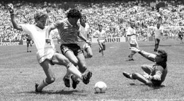 Diego Maradona strieľa svoj druhý gól v zápase Anglicko - Argentína na MS 1986 v Mexiku.