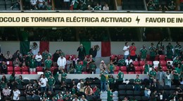 Zápas medzi Mexikom a Anglickom, ktorý sa mal konať v osemfinále majstrovstiev sveta vo futbale v Mexico City, je kvôli počasiu odložený.