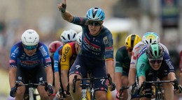 Tim Merlier oslavuje víťazstvo na Tour de France 2026.