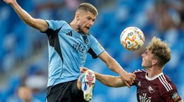 Na snímke zľava Alen Mustafič (Slovan) a Ondřej Deml (Pobrezová) v zápase 2. kola futbalovej Niké ligy medzi ŠK Slovan Bratislava - FK Železiarne Podbrezová.