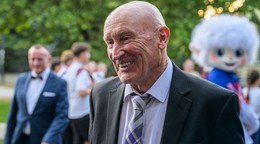Na snímke bývalý tréner slovenskej mužskej hokejovej reprezentácie Craig Ramsay sa usmieva počas príchodu na slávnostný galavečer vyhlásenia výsledkov ankety Hokejista roka 2026 v Košiciach vo štvrtok 13. augusta 2026. FOTO TASR - Veronika Mihaliková

- Slovensko
- šport
- hokej
- galavečer
- Hokejista
- roka
- ocenenie
- anketa
- výsledky
- vyhlásenie
- Košice
- KEX