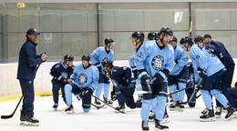 Tréner hokejového tímu HC Slovan Bratislava Brad Tapper (vľavo) dáva pokyny hráčom.