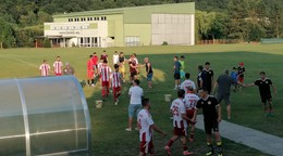 Vzájomné gratulácie súperov po zápase Slovnaft Cupu Hnúšťa - Brezno.