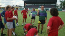Tréning Rimavskej Soboty pred 30 rokmi pred historicky prvou ligovou sezónou. Druhý sprava tréner Stanislav Jarábek, za ním stojí autor prvého gólu v najvyššej súťaži Ján Tršo.