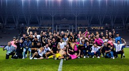 Radostná tímová fotografia FC Sabah po postupe do ligovej fázy Ligy majstrov.
