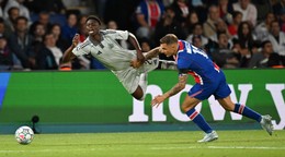 Na snímke hráč Slovana Suleiman Camara (vľavo), ktorého fauluje hráč Paríža St. Germain Lucas Digne.