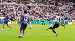 Harvey Barnes krásnym gólom znížil na 1:2.