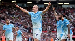 Erling Haaland oslavuje gól v manchesterskom derby.