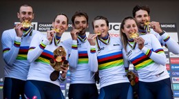 Talianska miešaná štafeta po zisku zlatých medailí na MS v cyklistike 2026.