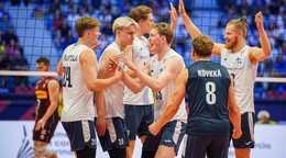 Fínski hráči sa tešia počas štvrťfinálového duelu Taliansko - Fínsko na ME vo volejbale mužov v Turíne.