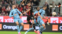 Zľava hráč Slovana Kenan Bajrič, hráč Spartaka Marek Ujlaky a hráč Slovana Svetozar Markovič 