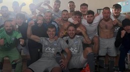 Víťazná fotka z kabíny Bolerázu po postupe do osemfinále Slovnaft Cupu.