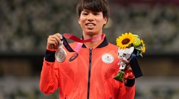 Koki Ikeda pózuje so striebornou medailou s olympiádu v Tokiu.
