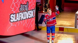 Juraj Slafkovský v prvom domácom zápase novej sezóny NHL. Montreal podľahol Carolina 4:6.