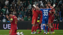 Futbalisti LASK Linz oslavujú víťazstvo na ihrisku Sportingu Lisabon v Lige majstrov.