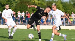V bielom Šuranci (zľava) Matej Zeleňák a Vitor Hugo, v strede čerstvá posila Trnavy Ján Bernát.

