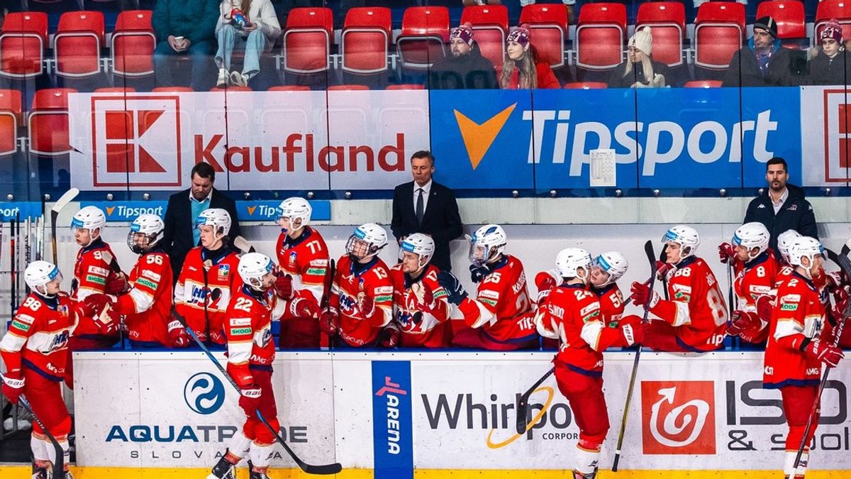 Hráči Liptovského Mikuláša sa tešia z gólu.