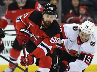 Tomáš Tatar (New Jersey) a Matthew Highmore (Ottawa) bojujú o puk.