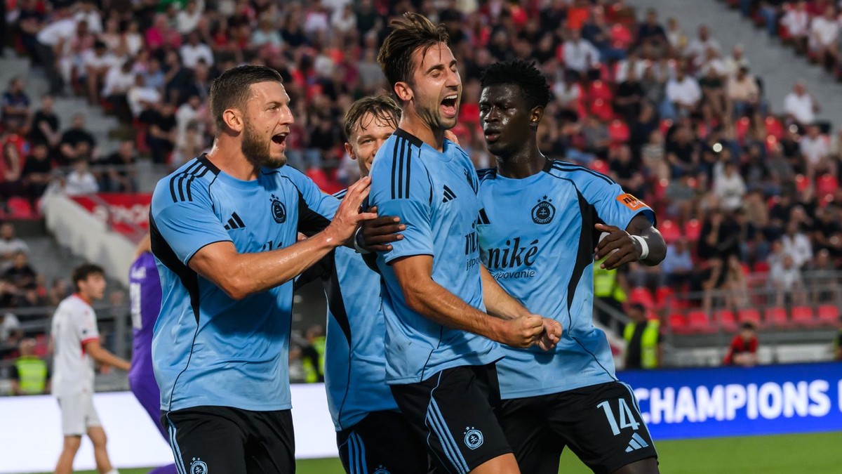 Na snímke zľava Kevin Wimmer (Slovan), Andraž Šporar (Slovan) a Alasana Yirajang (Slovan) sa tešia z gólu počas prvého zápasu 2. predkola Ligy majstrov FC Iberia 1999 Tbilisi - ŠK Slovan Bratislava 21. júla 2026 v Tbilisi.