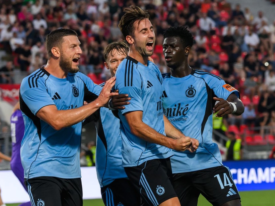 Na snímke zľava Kevin Wimmer (Slovan), Andraž Šporar (Slovan) a Alasana Yirajang (Slovan) sa tešia z gólu počas prvého zápasu 2. predkola Ligy majstrov FC Iberia 1999 Tbilisi - ŠK Slovan Bratislava 21. júla 2026 v Tbilisi.
