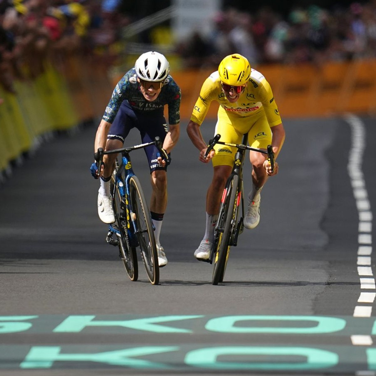 Jonas Vingegaard (vľavo) a Tadej Pogačar (vpravo) počas súboja na Tour de France 2024. 