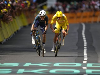 Jonas Vingegaard (vľavo) a Tadej Pogačar (vpravo) počas súboja na Tour de France 2024. 