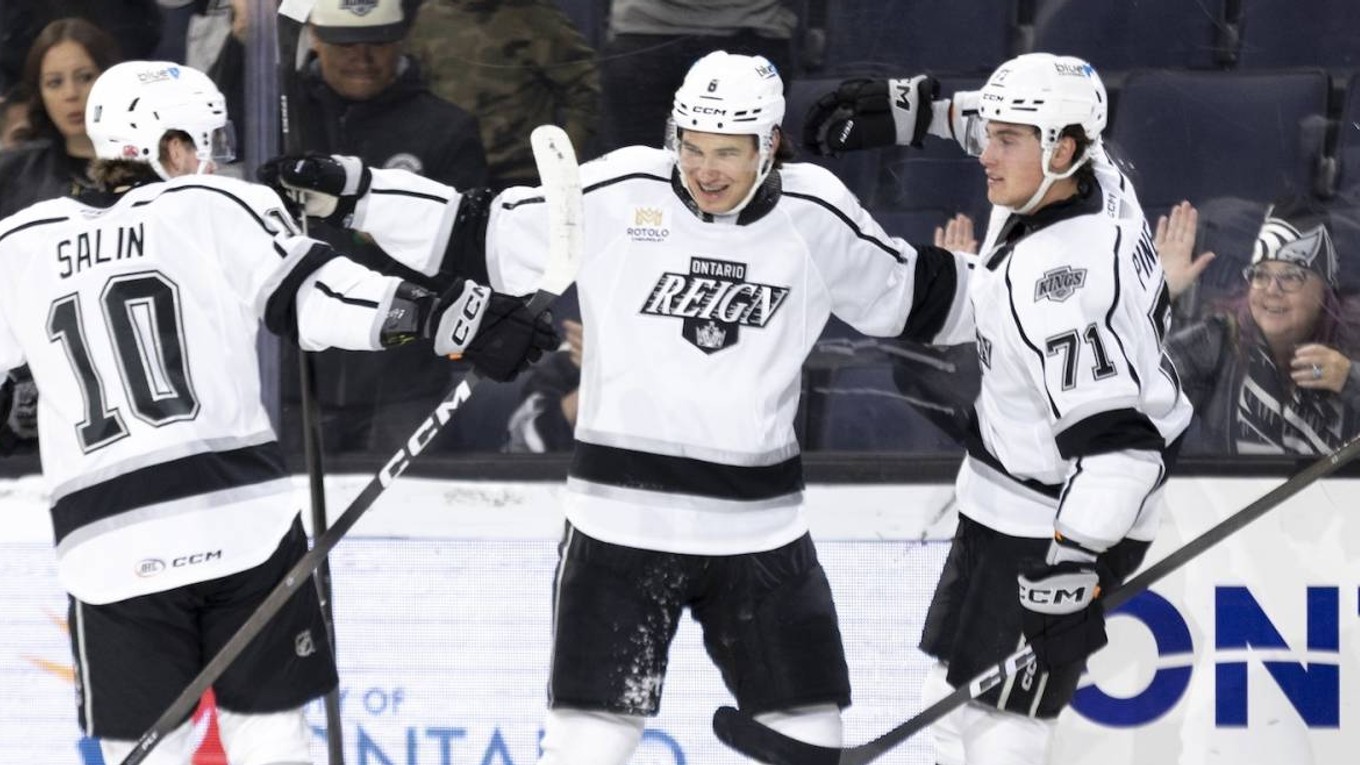 Martin Chromiak (uprostred) sa teší z gólu