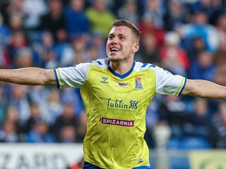 Slovenský futbalista Samuel Mráz strieľa gól v drese Motoru Lublin.