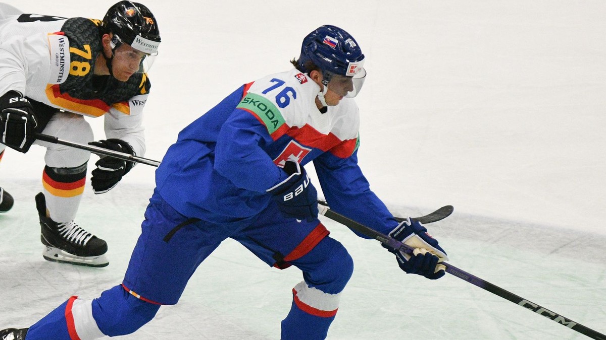 Slovenský útočník Martin Pospíšil v súboji s Nicom Sturmom na MS v hokeji 2024.