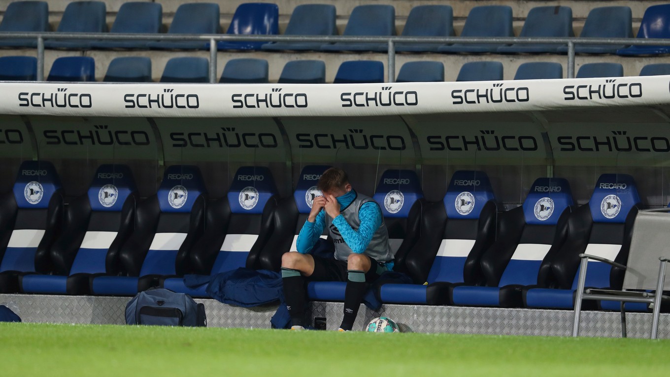 Hráč Schalke 04 Timo Becker po zostupe.