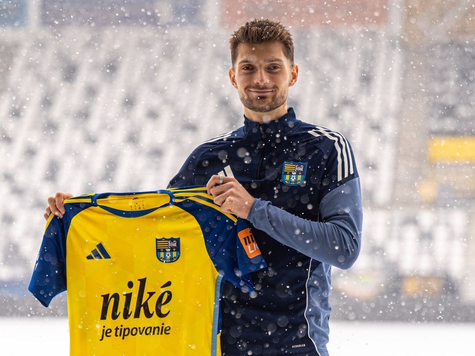 Sebastián Kóša s dresom FC Košice.