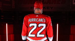 Dresy Caroliny Hurricanes k 25. výročiu pôsobenia v NHL (ilustračná fotografia).
