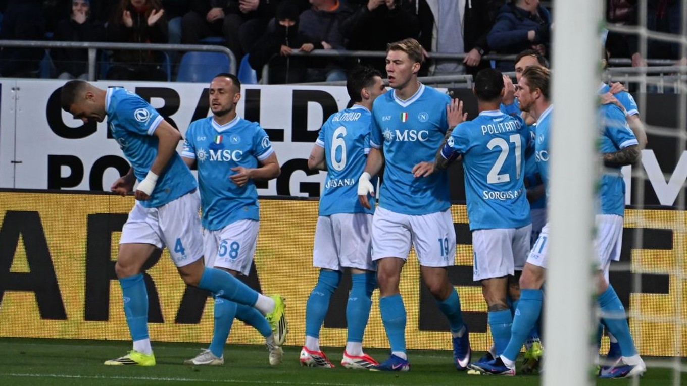  Hráč Neapolu Scott McTominay oslavuje so spoluhráčmi.