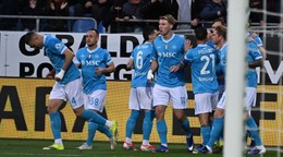  Hráč Neapolu Scott McTominay oslavuje so spoluhráčmi.