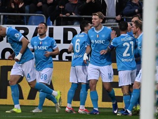  Hráč Neapolu Scott McTominay oslavuje so spoluhráčmi.