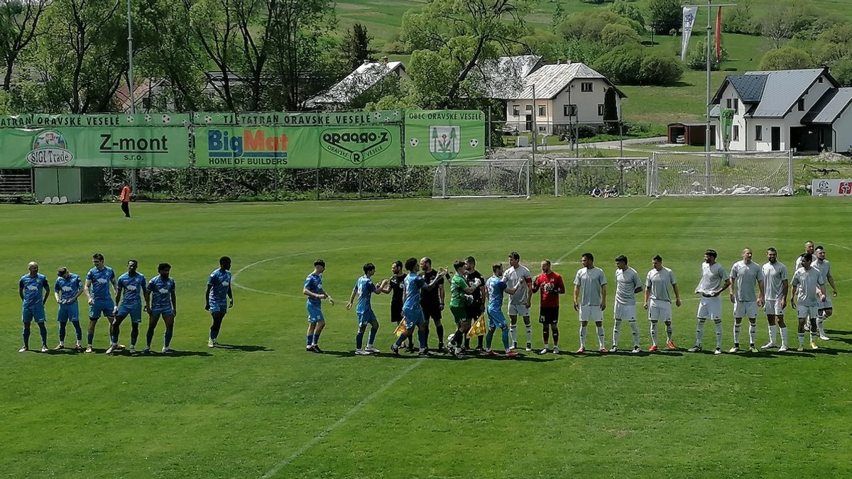 Nástup hráčov pred zápasom Oravské Veselé - Rimavská Sobota.