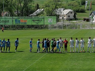 Nástup hráčov pred zápasom Oravské Veselé - Rimavská Sobota.