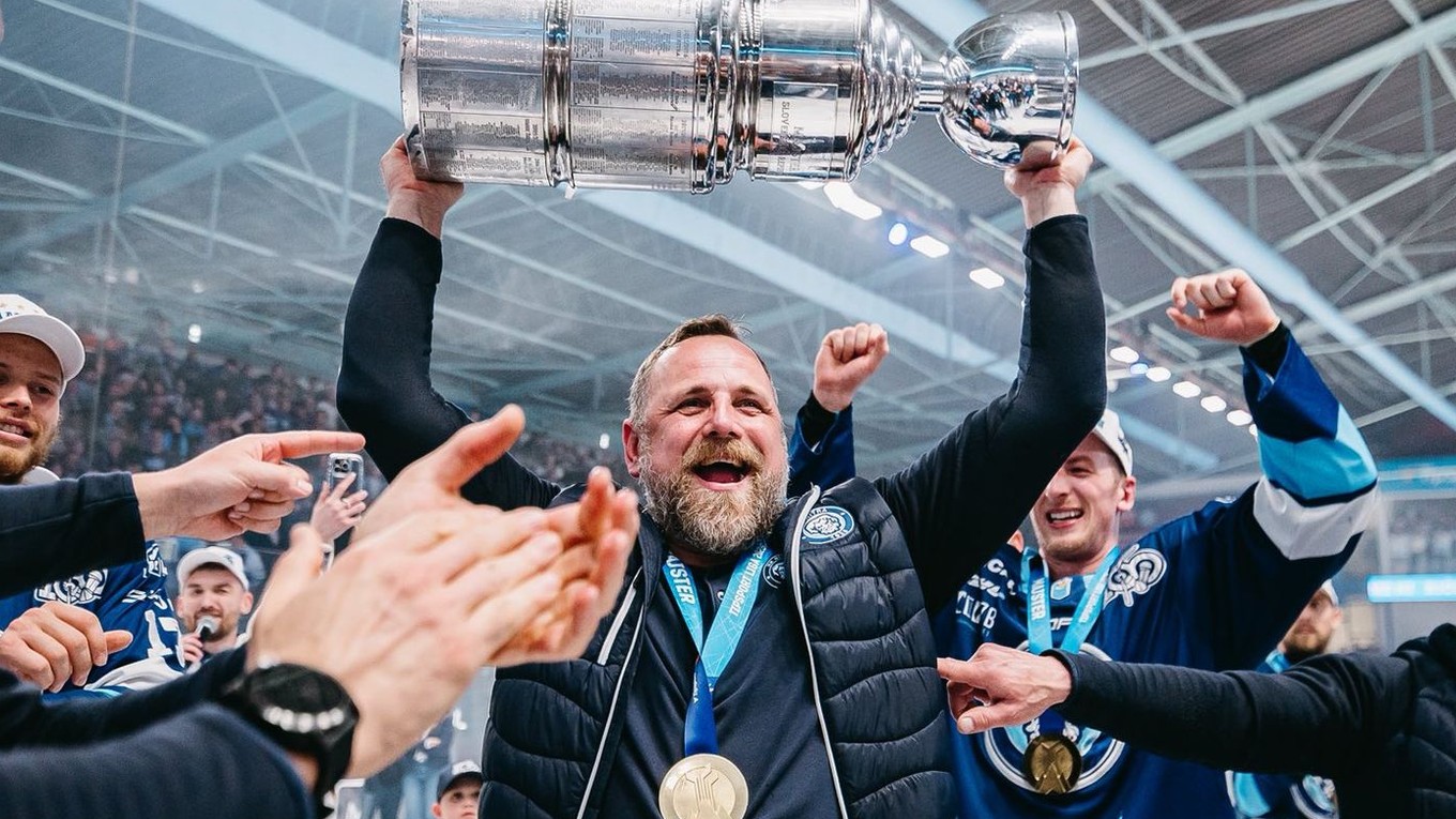 Andrej Kmeč oslavuje s trofejou po zisku titulu