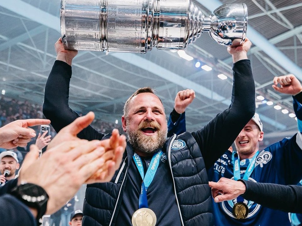 Andrej Kmeč oslavuje s trofejou po zisku titulu