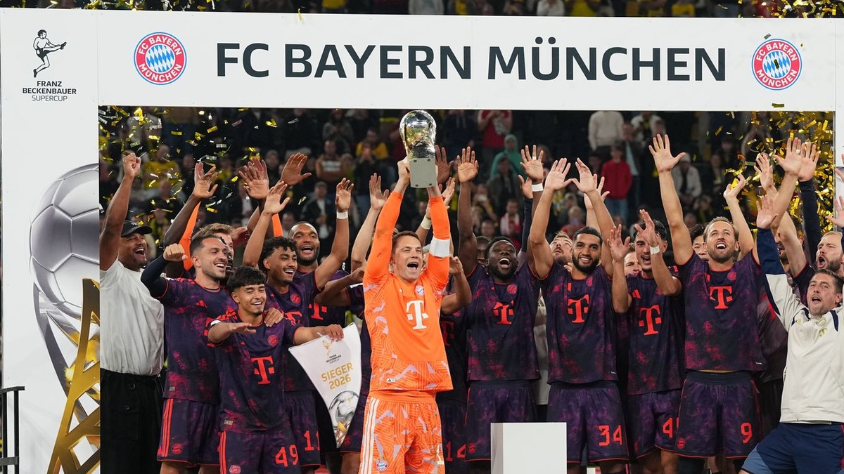 Futbalisti Bayernu Mníchov sa tešia zo zisku nemeckého Superpohára.