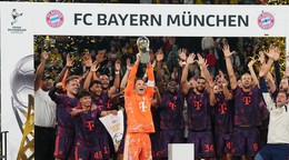 Futbalisti Bayernu Mníchov sa tešia zo zisku nemeckého Superpohára.