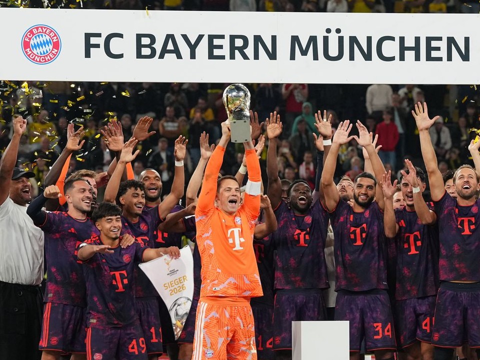 Futbalisti Bayernu Mníchov sa tešia zo zisku nemeckého Superpohára.