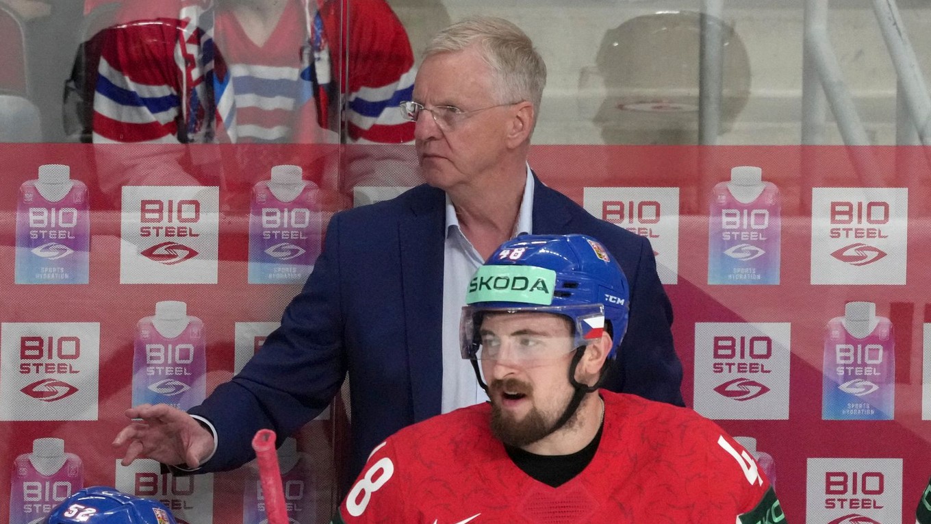 Tréner Kari Jalonen na lavičke Česka na MS v hokeji 2023.