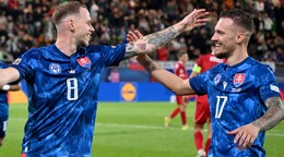 Ondrej Duda a Lukáš Haraslín (vpravo) sa tešia z gólu v zápase Ligy národov proti Moldavsku.