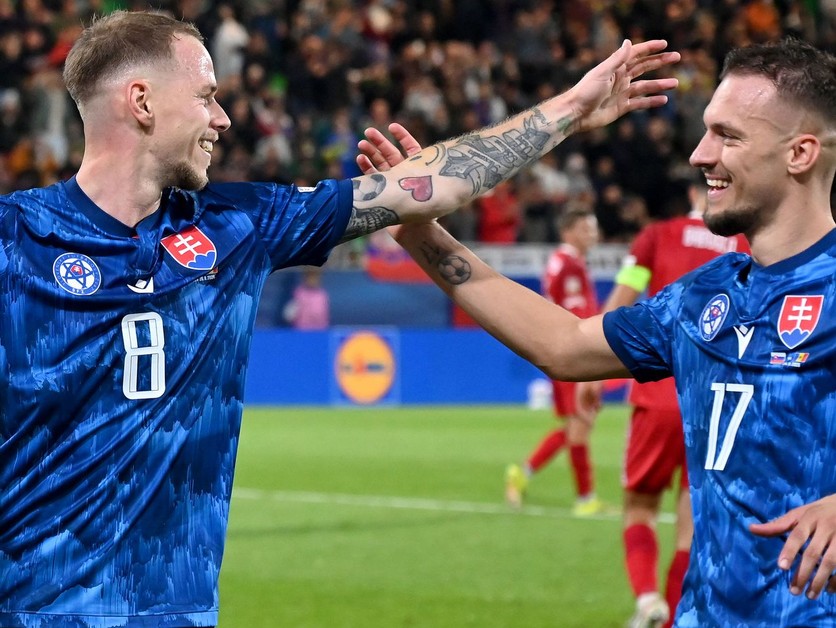Ondrej Duda a Lukáš Haraslín (vpravo) sa tešia z gólu v zápase Ligy národov proti Moldavsku.